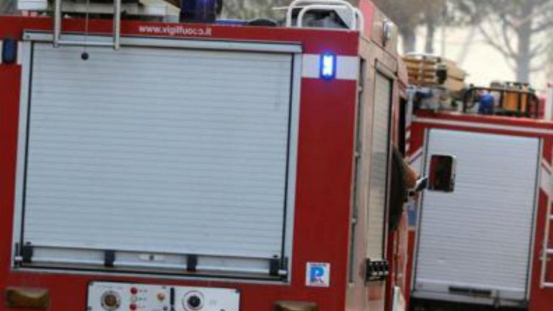 Fiamme tra Campomarino e Termoli minacciano le case, stop circolazione treni su linea Pescara-Bari