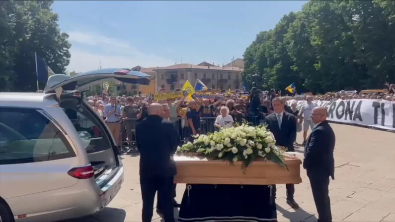 A Verona l’ultimo saluto a Osvaldo Bagnoli, Tricella “Saremo sempre i suoi ragazzi” / Video