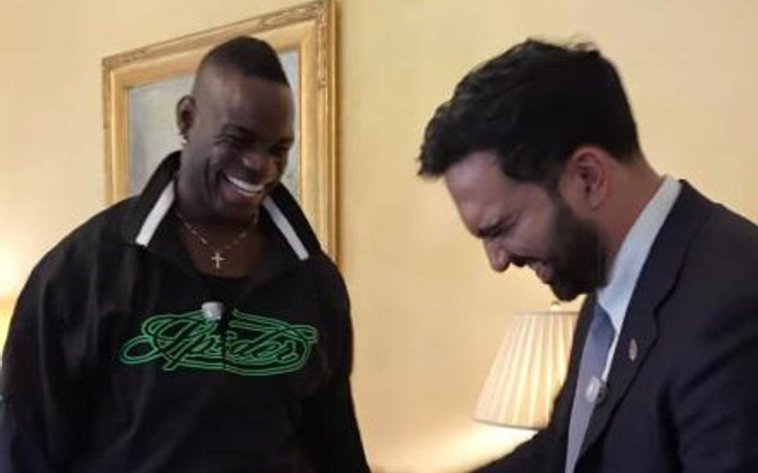 Balotelli a New York dal sindaco Mamdani, stretta di mano e maglia del Ghana in dono