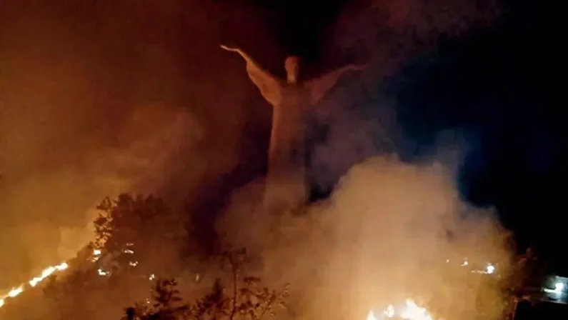 Vasto incendio a Maratea nella zona del Cristo Redentore, Bardi “Attacco a un simbolo della Basilicata e del mondo”