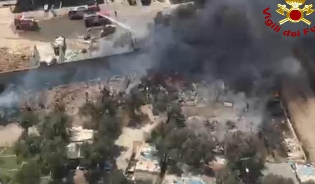 Bari, vasto incendio al campo rom: baracche distrutte, 80 evacuati