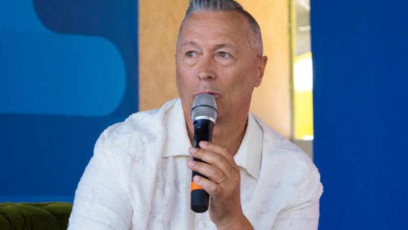 Paolo Belli, stop alle attività artistiche dopo l’incidente in bici