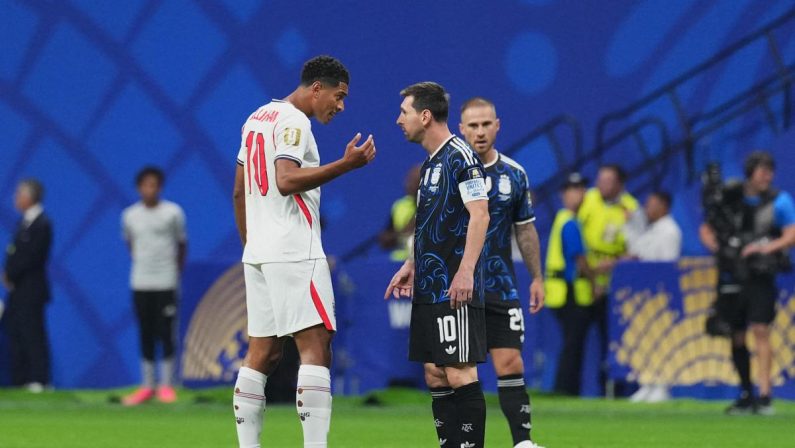 Bellingham-Messi, la lite in campo diventa un meme: la svolta di Argentina-Inghilterra