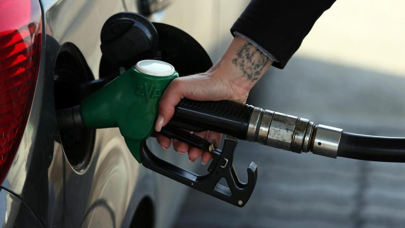 Carburanti, benzina al massimo del 2026: prezzi verso 1,97 euro al litro