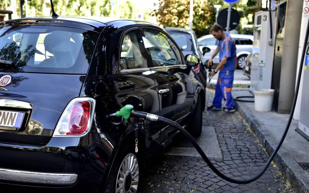 Prezzi carburanti, proseguono i rialzi: benzina in autostrada sopra 2 euro