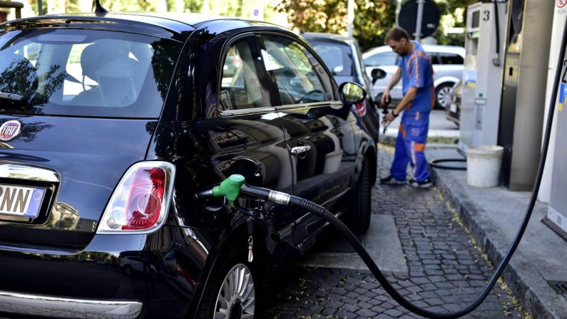 Prezzi carburanti, proseguono i rialzi: benzina in autostrada sopra 2 euro