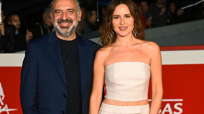 ‘Via dei Matti n.0’ tornerà nel 2027, l’annuncio di Rai con Stefano Bollani e Valentina Cenni