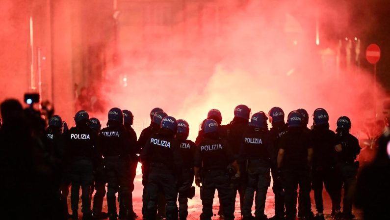 Caso Fakir, Tajani attacca su scontri Bologna: “Inconcepibili violenze”, Schlein e Conte difendono Lepore