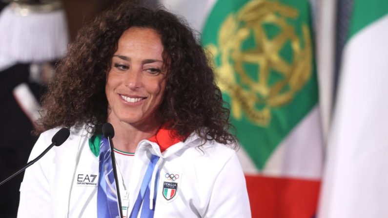 Brignone: “Sogno un figlio, dopo lo sci girerò il mondo in surf. Popolare come Sinner? Lui ha il jet, io prendo Ryanair”