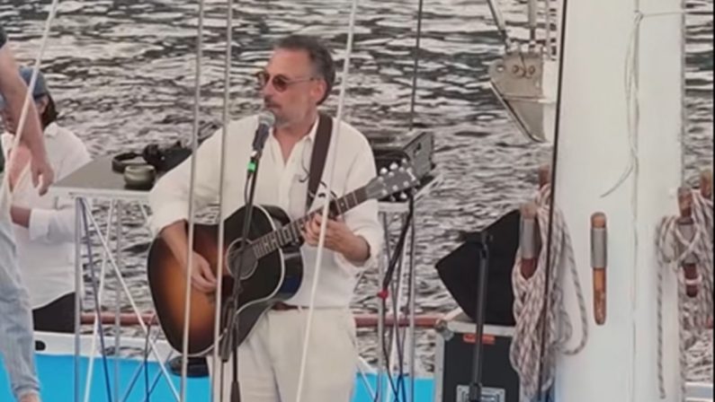 Brunori sas tra le onde del mare del Floating Fest