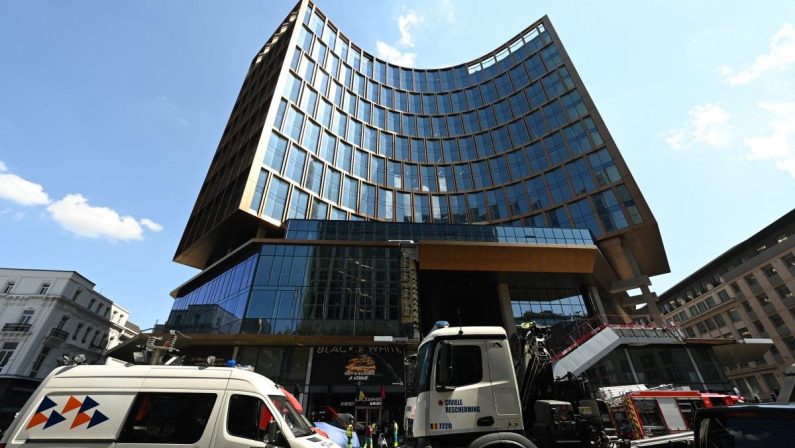 Incendio in edificio nel centro di Bruxelles, diversi morti e dispersi