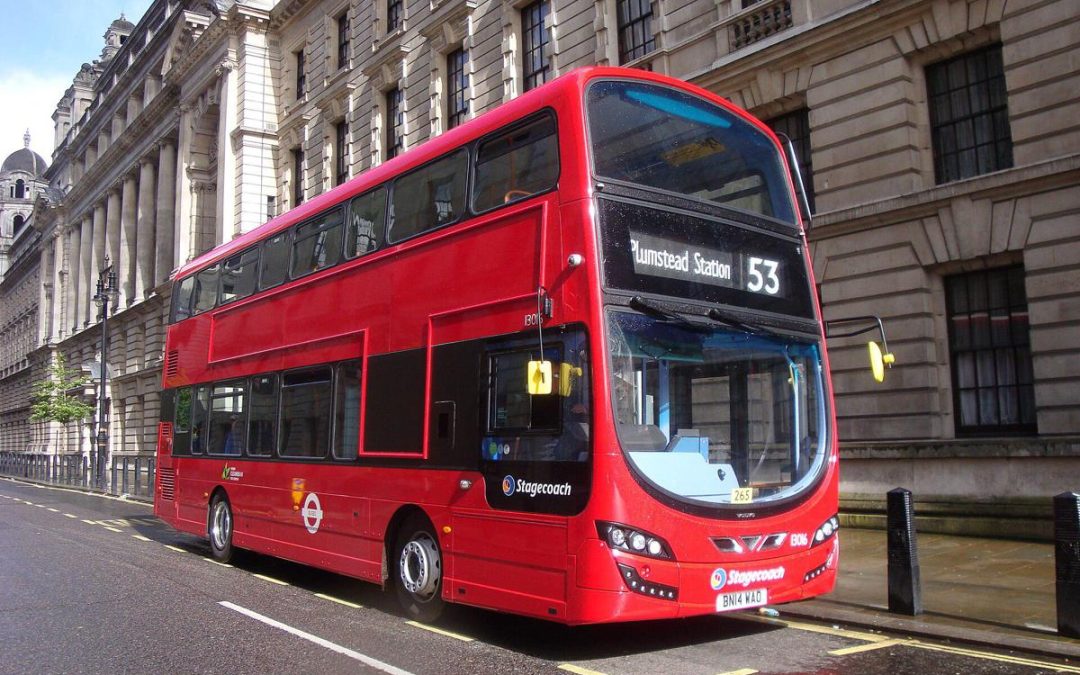 I celebri bus rossi di Londra ‘parlano’ cinese, svolta green con l’aiuto di Pechino