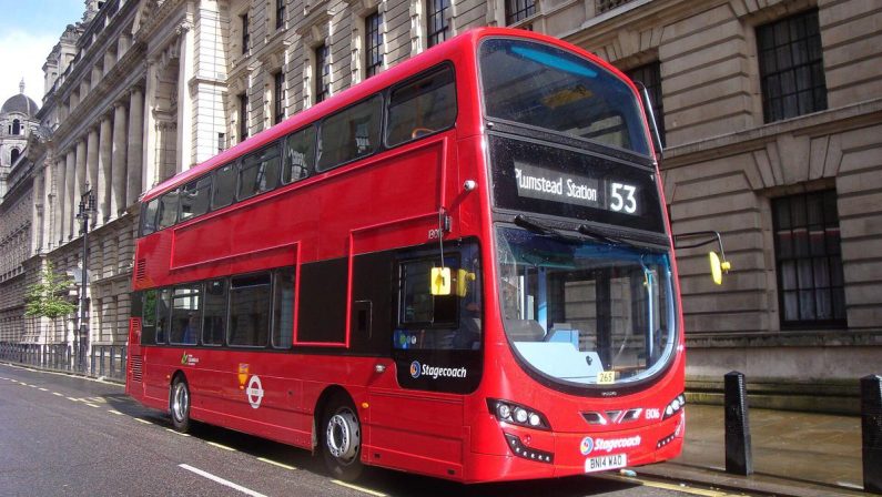 I celebri bus rossi di Londra ‘parlano’ cinese, svolta green con l’aiuto di Pechino