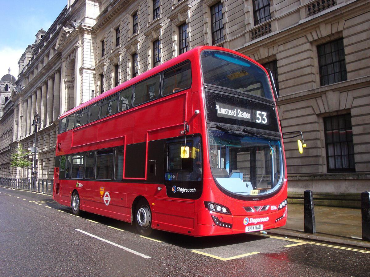https://www.quotidianodelsud.it/wp-content/uploads/2026/07/bus-duepiani-londra-wikipedia-cc-by-sa.jpeg