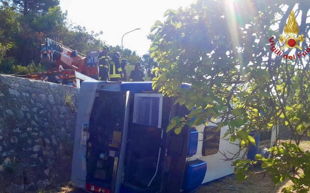 Autobus finisce fuori strada, morto un passeggero e due feriti vicino Formia