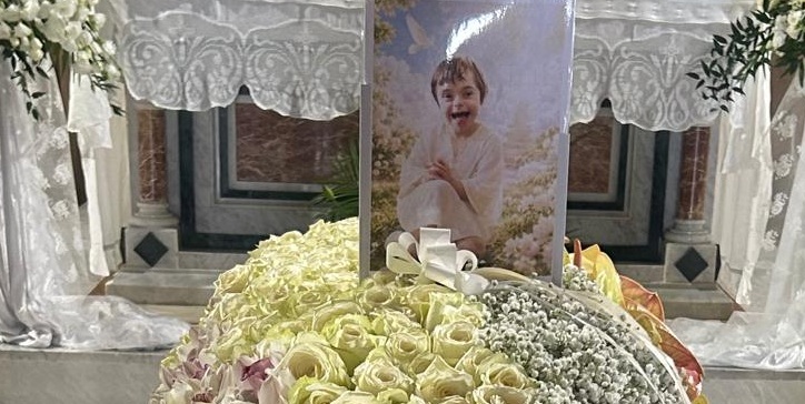 San Calogero si ferma per i funerali di Sofia, ultimo saluto alla ragazza morta a 15 anni
