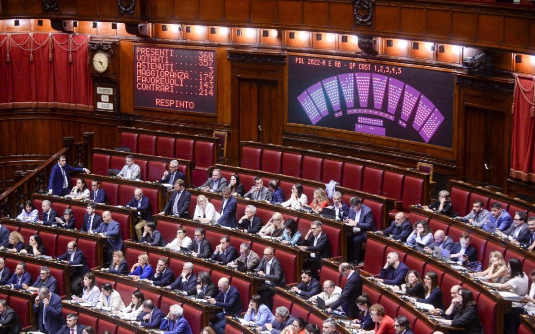 Legge elettorale, franchi tiratori mandano sotto governo su preferenze. Ira Meloni: “Ha vinto palude, serve una riflessione”