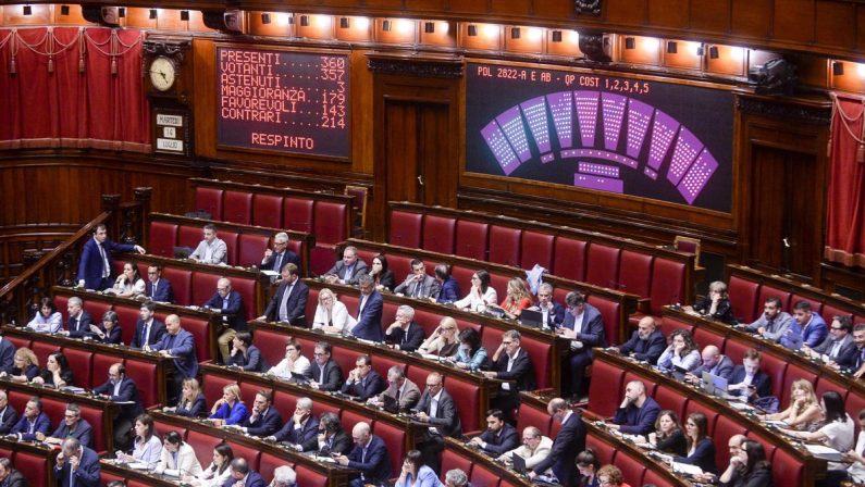 Legge elettorale, franchi tiratori mandano sotto governo su preferenze. Ira Meloni: “Ha vinto palude, serve una riflessione”