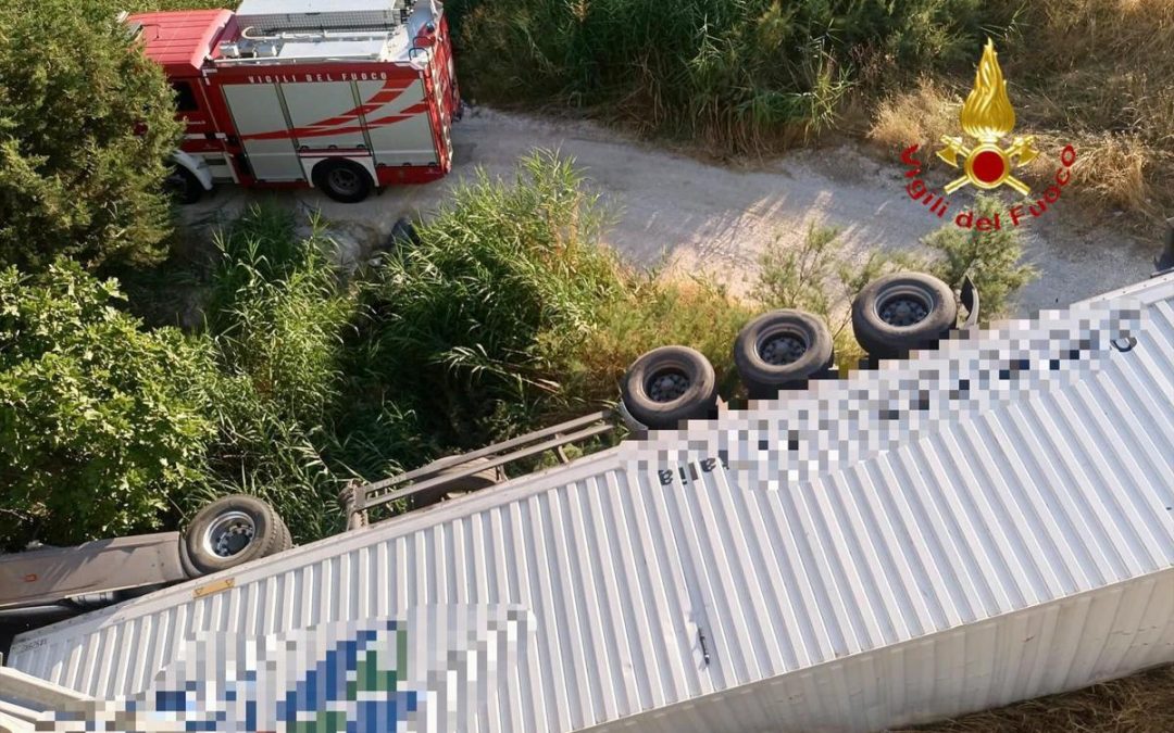 Matera, tir sfonda le barriere e precipita da cavalcavia: morto camionista 50enne