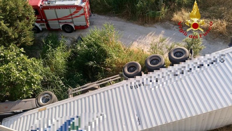 Matera, tir sfonda le barriere e precipita da cavalcavia: morto camionista 50enne