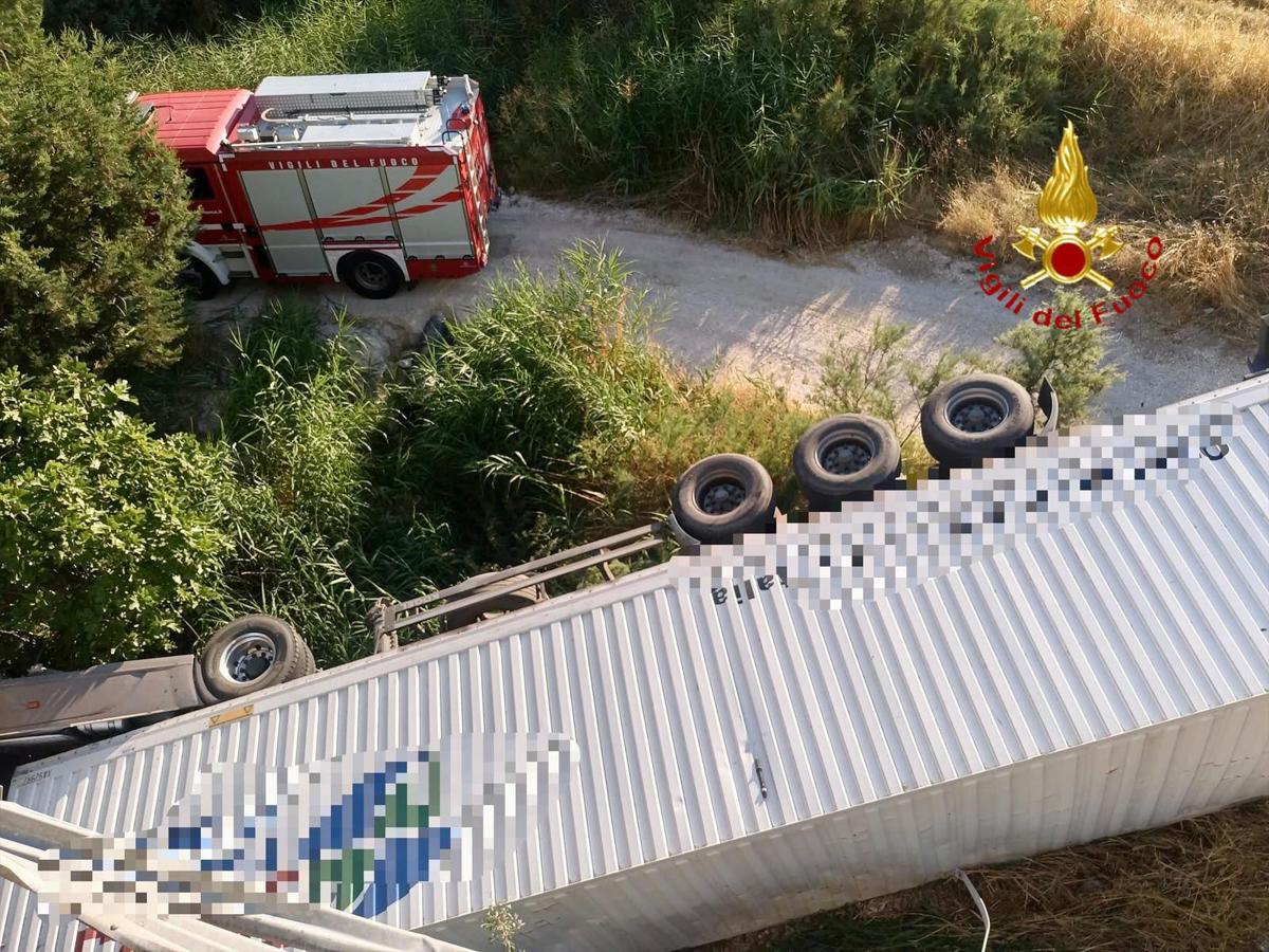 https://www.quotidianodelsud.it/wp-content/uploads/2026/07/camion-cavalcavia-vvf.jpeg