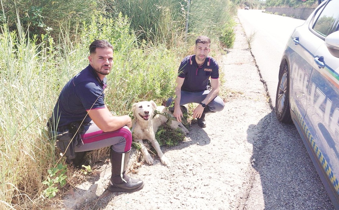 Gli agenti della polizia stradale con la piccola Fortunata