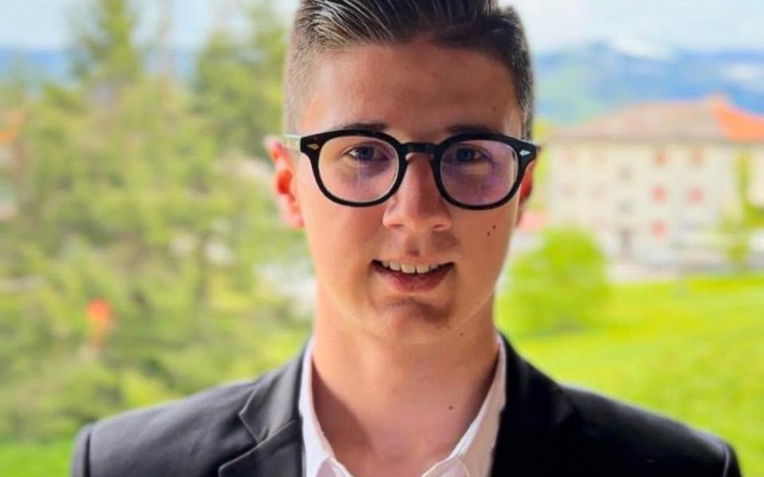 La bomba davanti casa del giornalista? Secondo la procura “Gas e bottiglie alcool” le ha ordinate e pagate lui: indagato Adriano Capellari