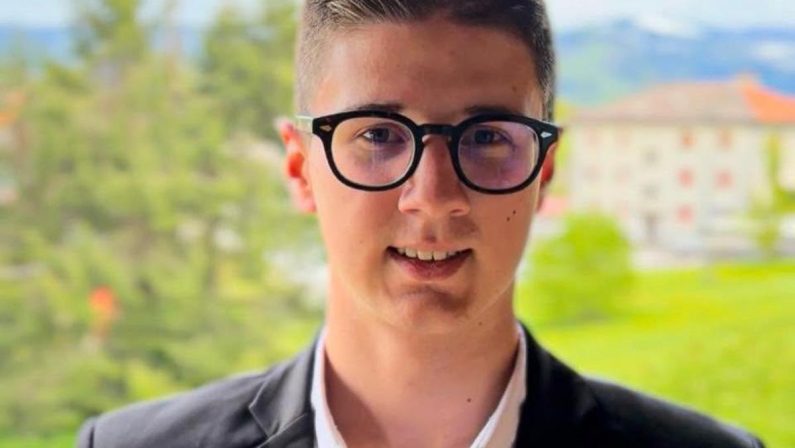 La bomba davanti casa del giornalista? Secondo la procura “Gas e bottiglie alcool” le ha ordinate e pagate lui: indagato Adriano Capellari