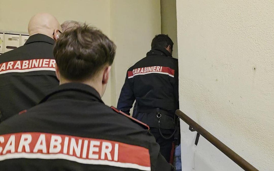 Torino, tentano furto in studio medico: carabinieri rispondono alla radio dei complici, tre arresti
