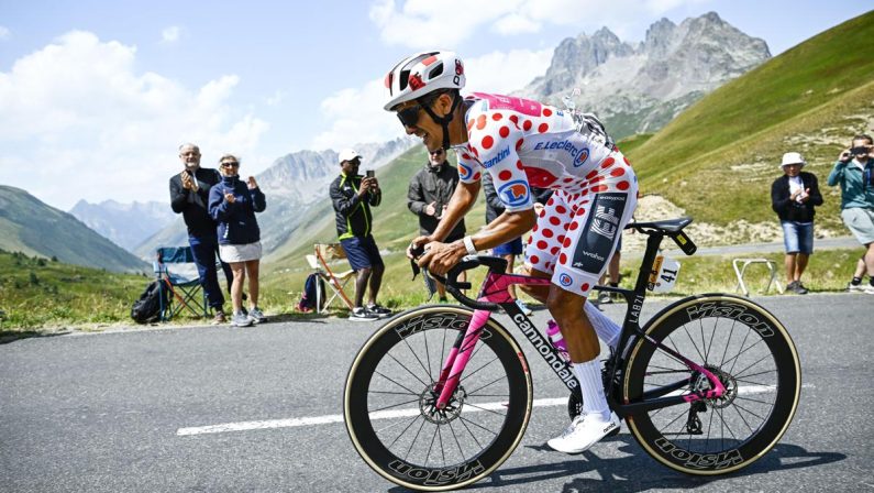 Tour de France, Carapaz vince 20a tappa e Pogacar blinda la vittoria finale