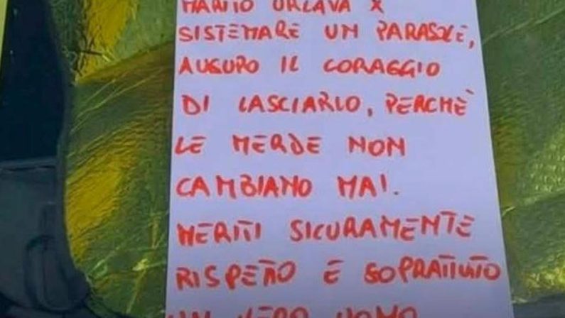 “Tuo marito urla, lascialo”: il messaggio sul parabrezza diventa un caso web