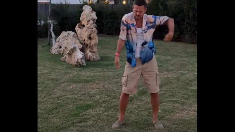 Cattelan non sarà a ‘Ballando con le Stelle’, la smentita arriva via social