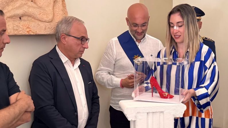 Una scarpetta rossa davanti alla Provincia di Cosenza