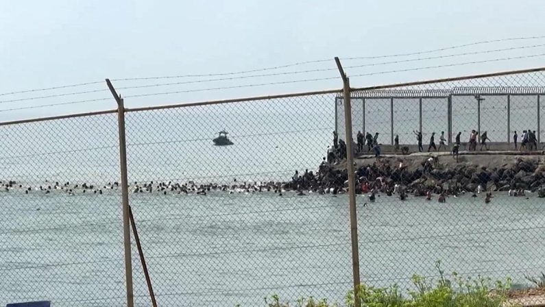 Migranti, a Ceuta la peggior crisi dal 2021
