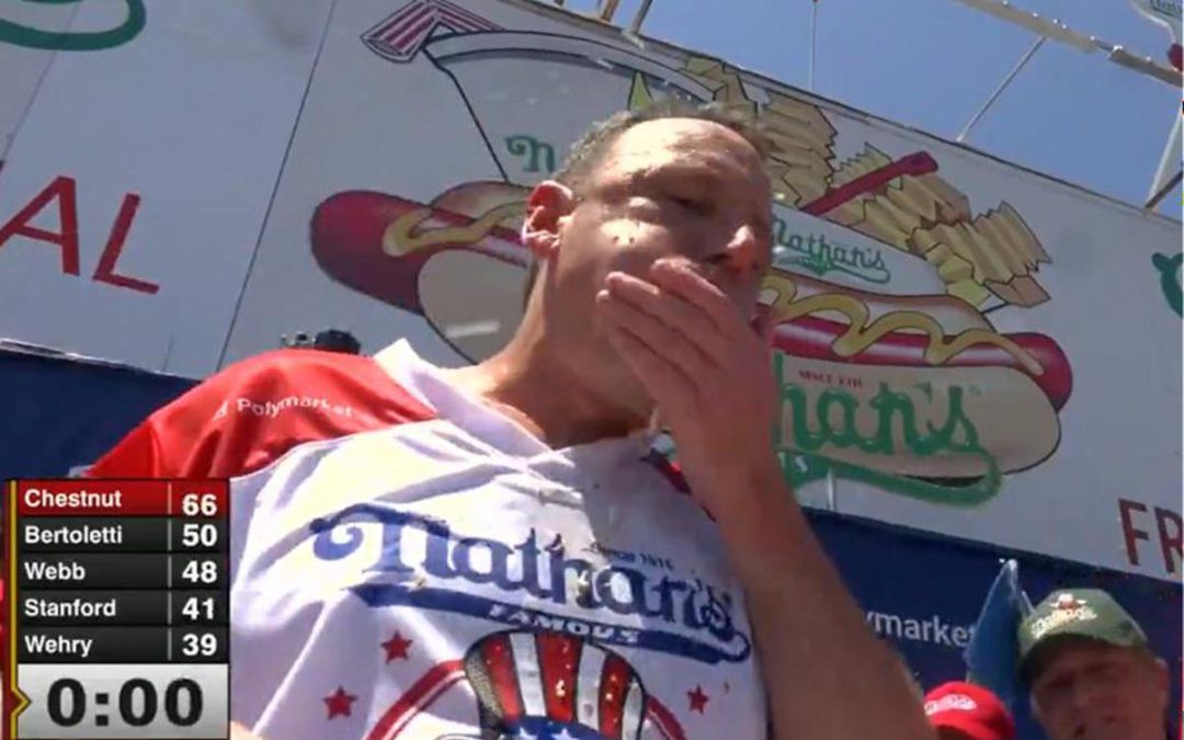 Mangia 66 hot dog in 10 minuti, Chestnut è ancora il re del 4 luglio