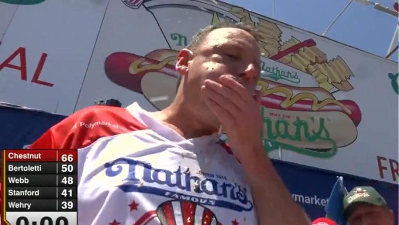 Mangia 66 hot dog in 10 minuti, Chestnut è ancora il re del 4 luglio