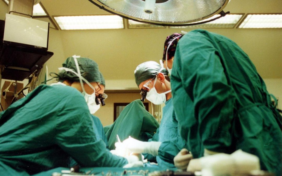 Asportata cisti ovarica gigante di 7 kg a una 16enne, occupava quasi tutto l’addome