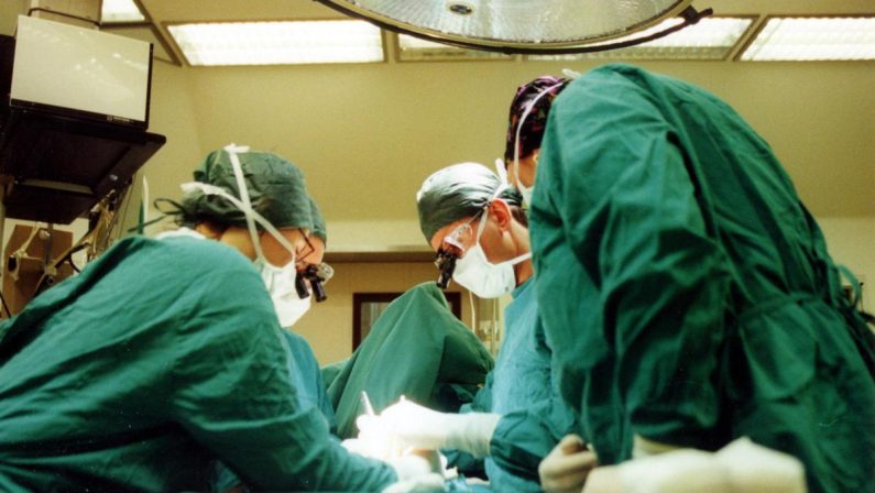 Asportata cisti ovarica gigante di 7 kg a una 16enne, occupava quasi tutto l’addome