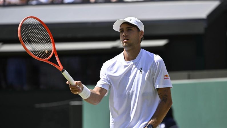 Wimbledon, nervosismo Cobolli: gesto polemico e lite con il suo angolo