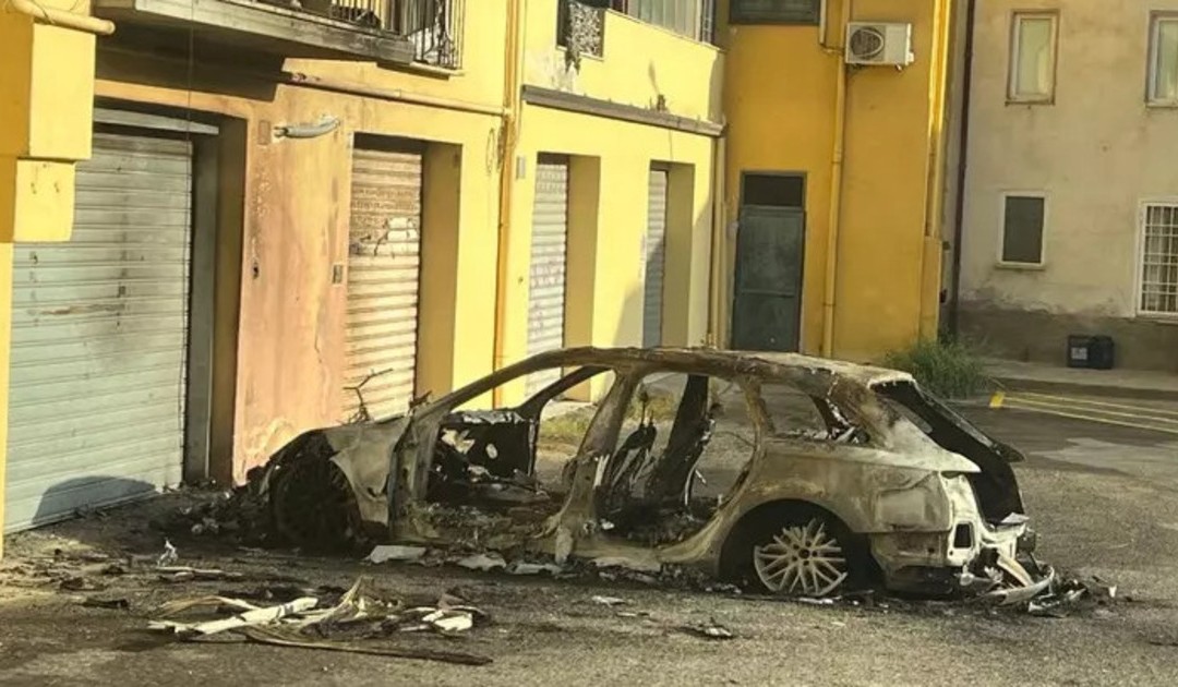 Incendio a Corigliano Rossano: Auto distrutta dalle fiamme