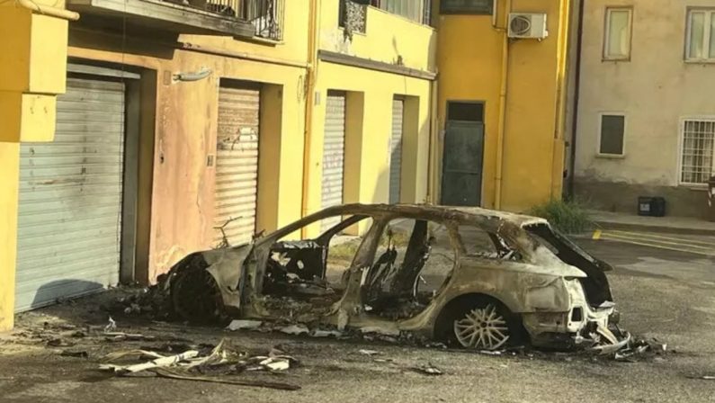 Incendio a Corigliano Rossano: Auto distrutta dalle fiamme