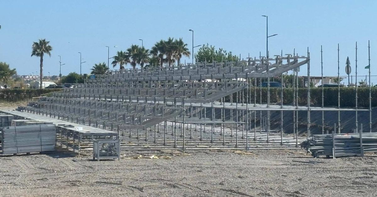 https://www.quotidianodelsud.it/wp-content/uploads/2026/07/costruzione-arena-dei-cedri.jpg