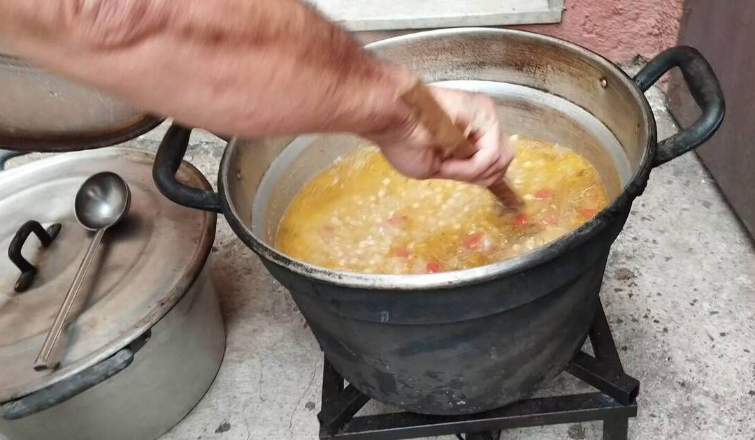 La preparazione della pasta e ceci durante la manifestazione di Cotronei