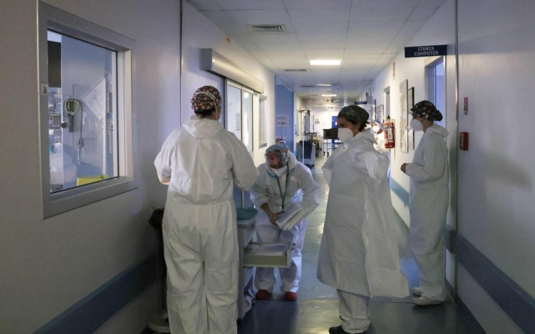 Covid, medici radiati vengono reintegrati. Burioni e Bassetti: “Vergogna”