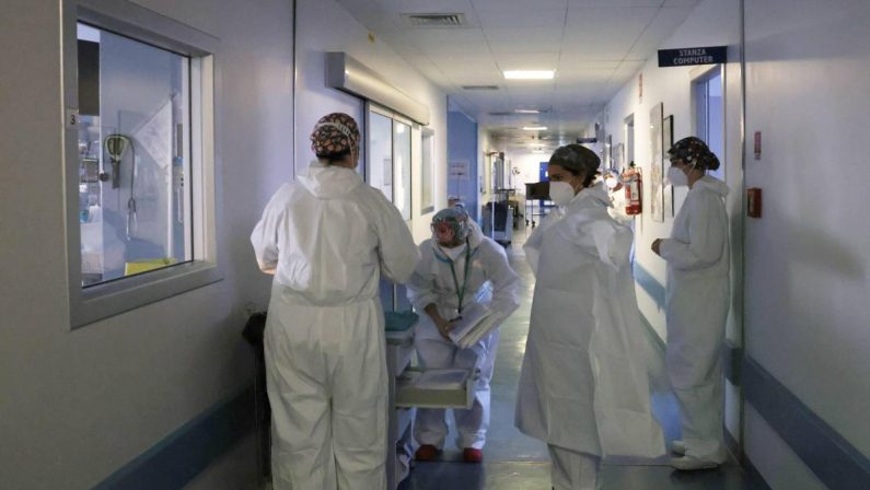 Covid, medici radiati vengono reintegrati. Burioni e Bassetti: “Vergogna”