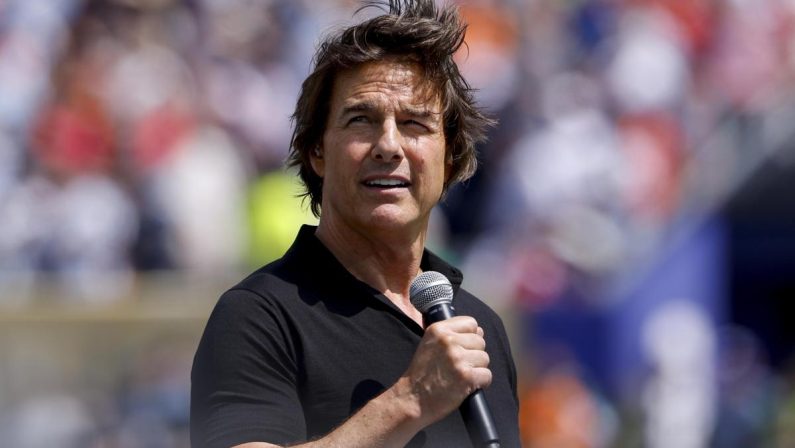 Tom Cruise, la figlia Suri rinuncia al cognome