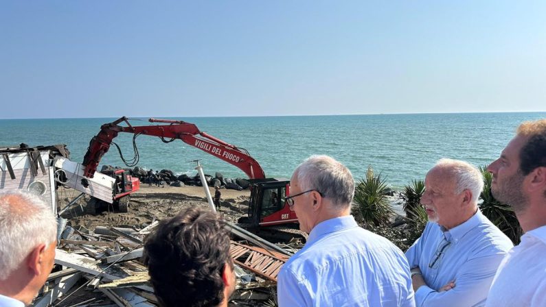 Ostia, via alla demolizione dello stabilimento dei vip. Gualtieri: “Il mare di Roma cambia volto”