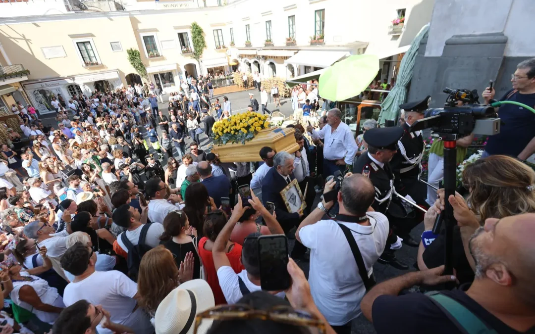 Ultimo saluto a Peppino di Capri nella sua isola, applausi all’uscita del feretro sulle note de “Il sognatore”
