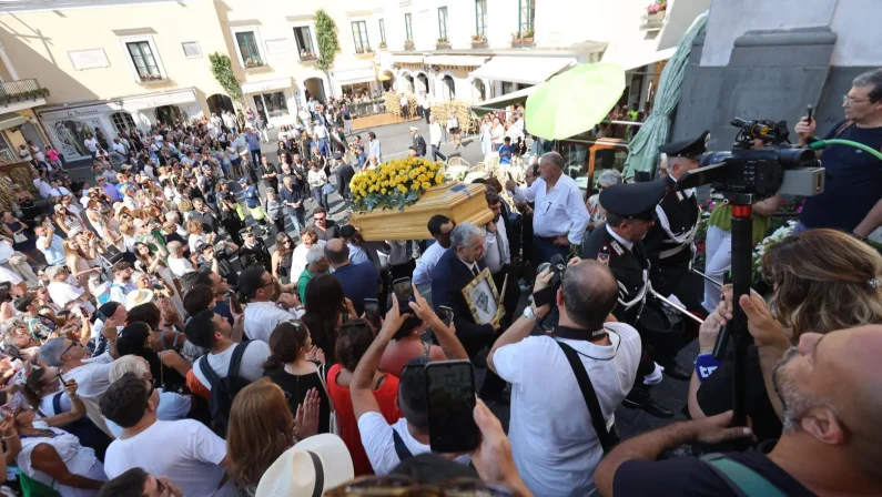 Ultimo saluto a Peppino di Capri nella sua isola, applausi all’uscita del feretro sulle note de “Il sognatore”