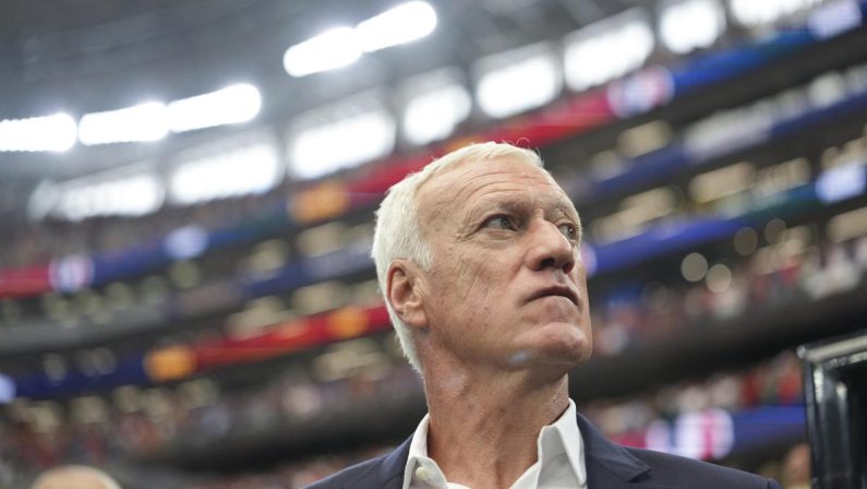 Deschamps attacca l’arbitro dopo l’eliminazione della Francia: “Per voi è al livello di una semifinale dei Mondiali?”
